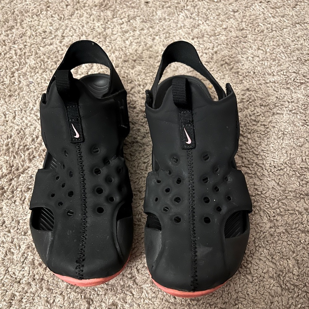 Nike Sunray Protect 2 girl’s shoe size 3Y